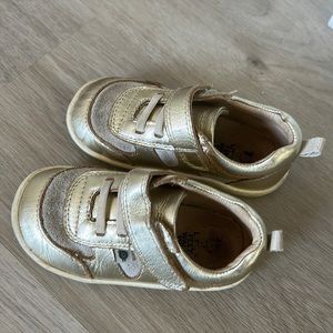 Sz 24/ 7.5 US little feet walk the earth